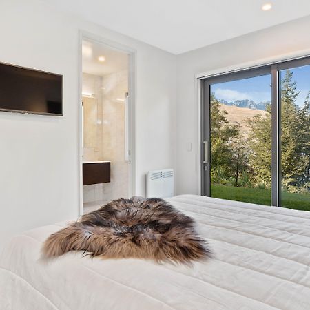 The Rees Hotel & Luxury Apartments Квинстаун Экстерьер фото A bedroom with a view of the Southern Alps