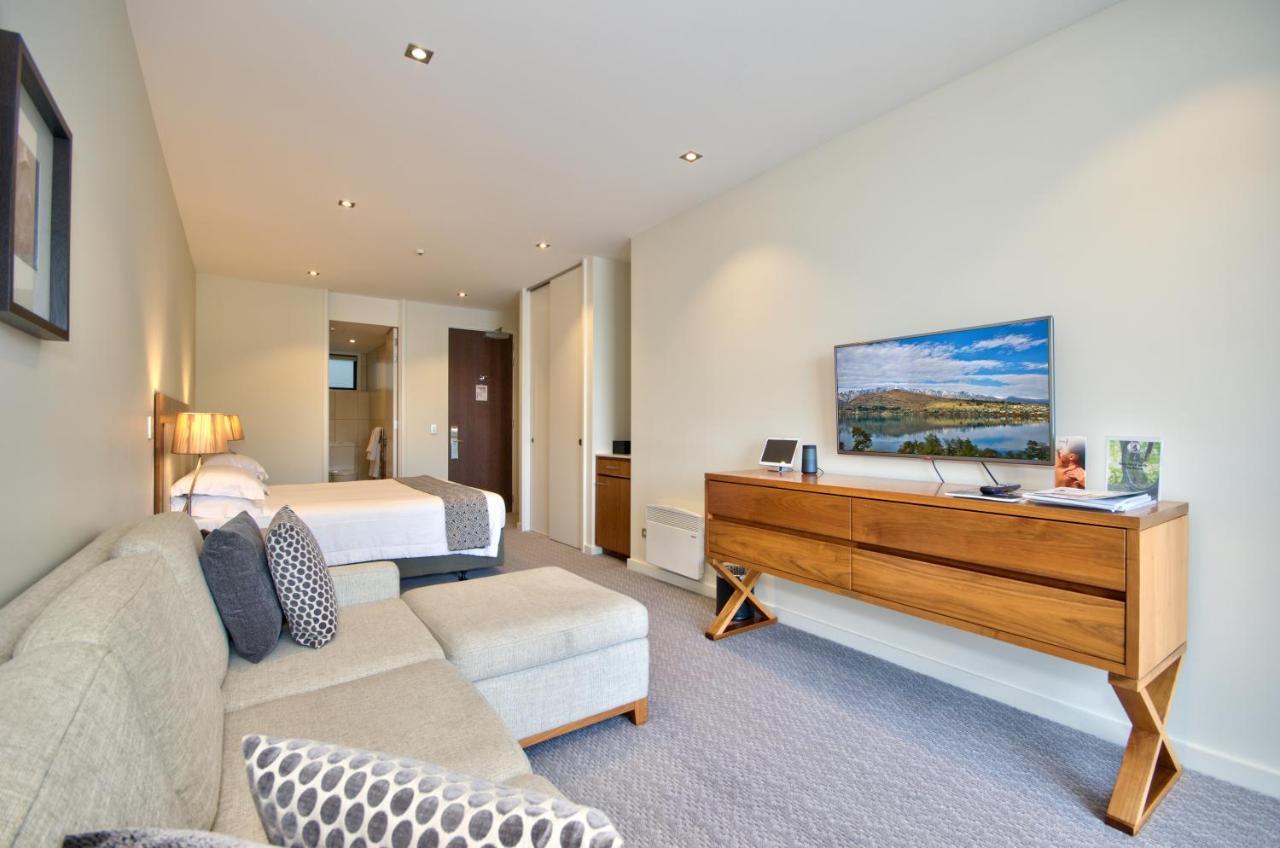 The Rees Hotel & Luxury Apartments Квинстаун Экстерьер фото A room at the hotel