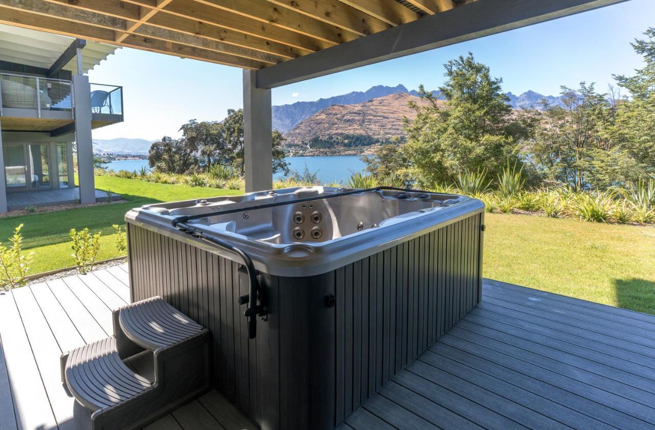 The Rees Hotel & Luxury Apartments Квинстаун Экстерьер фото A hot tub