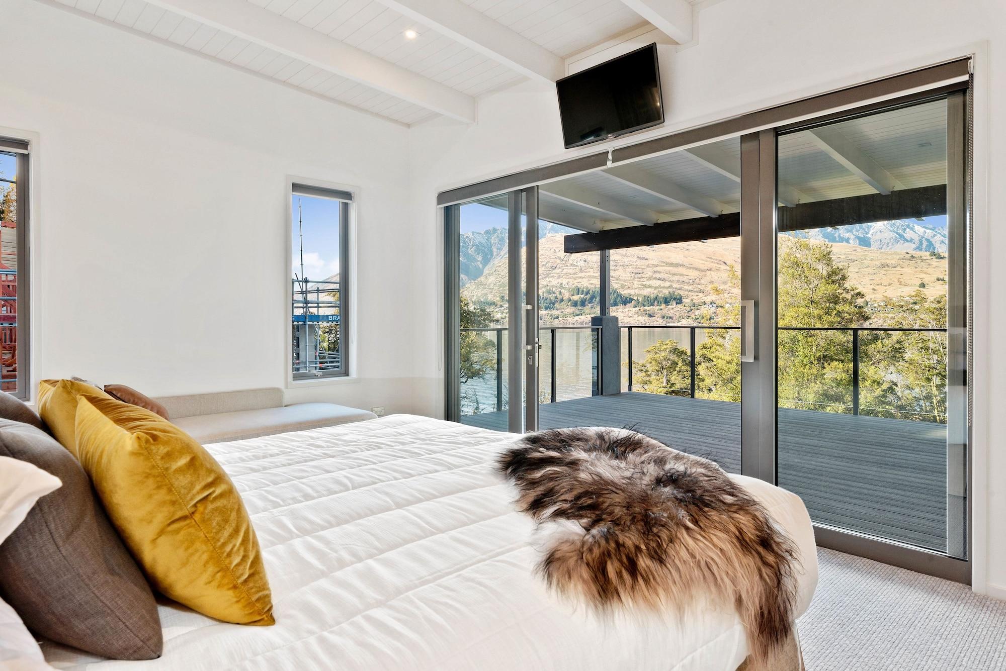 The Rees Hotel & Luxury Apartments Квинстаун Экстерьер фото A bedroom with a TV