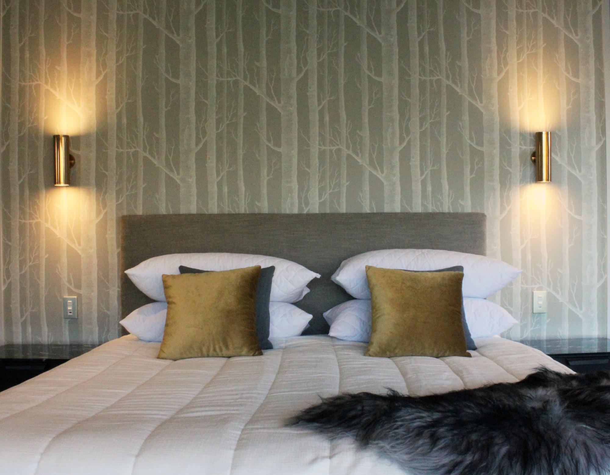 The Rees Hotel & Luxury Apartments Квинстаун Экстерьер фото A bedroom at the hotel