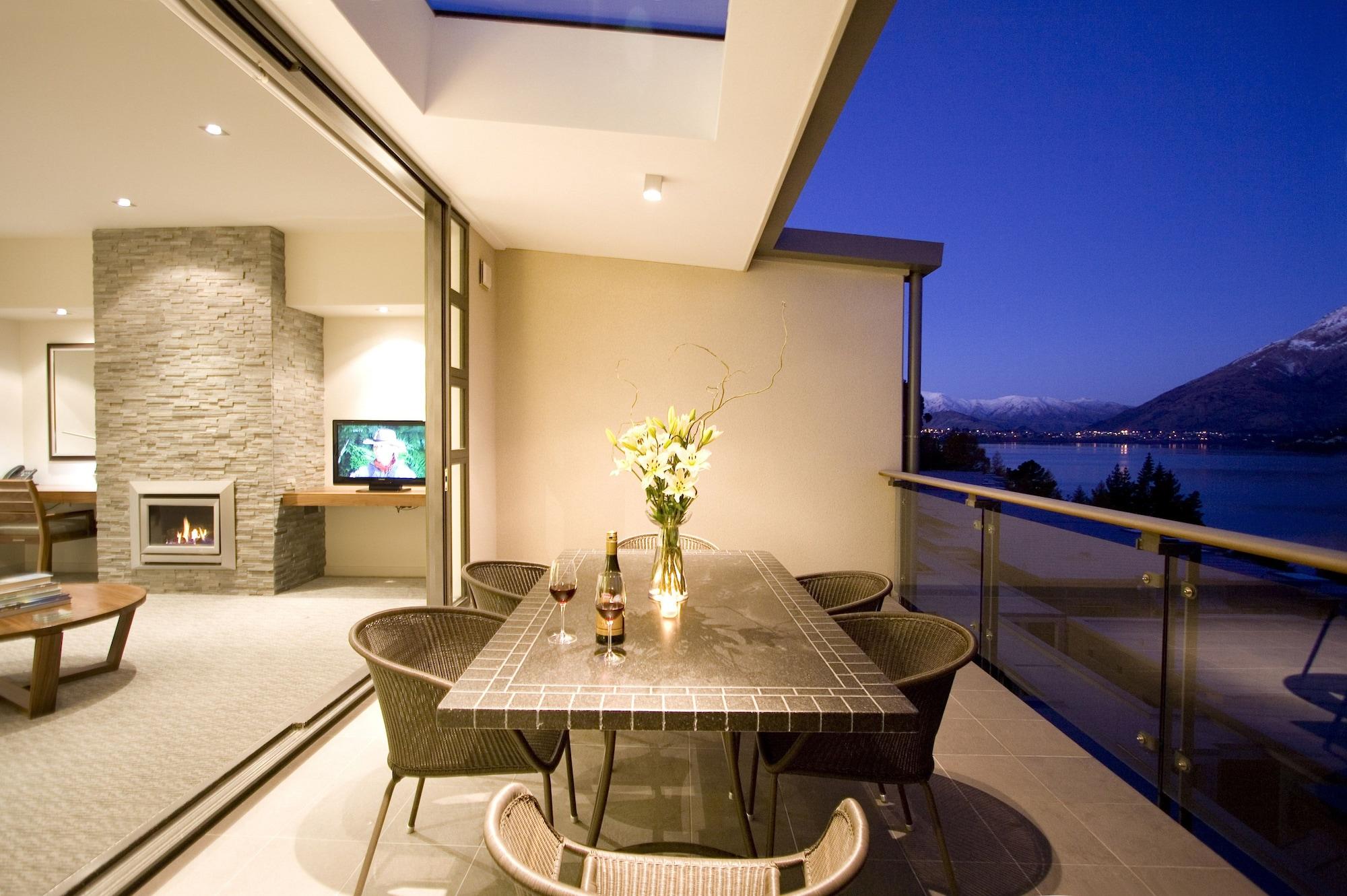 The Rees Hotel & Luxury Apartments Квинстаун Экстерьер фото A balcony in a house