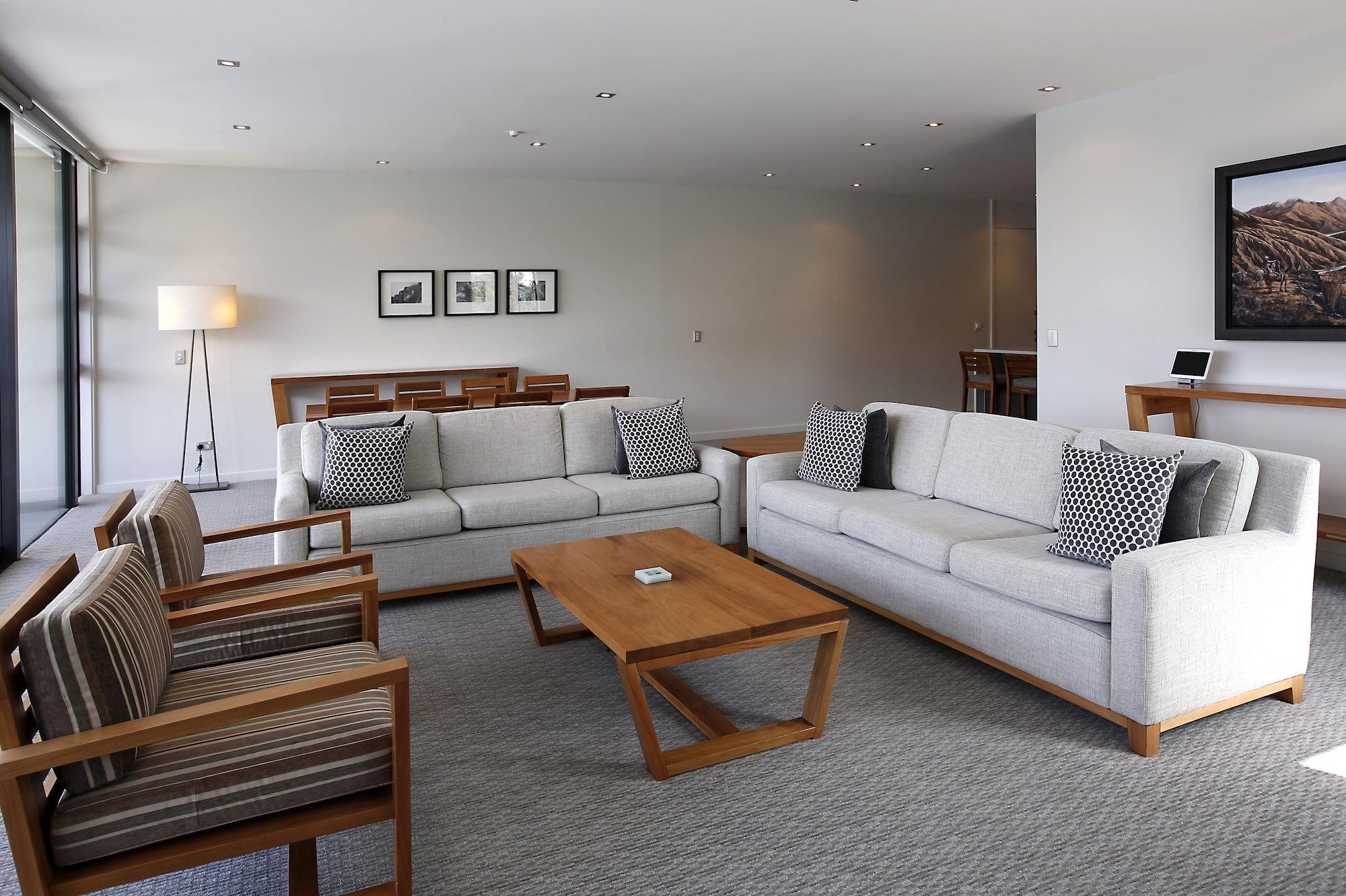 The Rees Hotel & Luxury Apartments Квинстаун Экстерьер фото A living room
