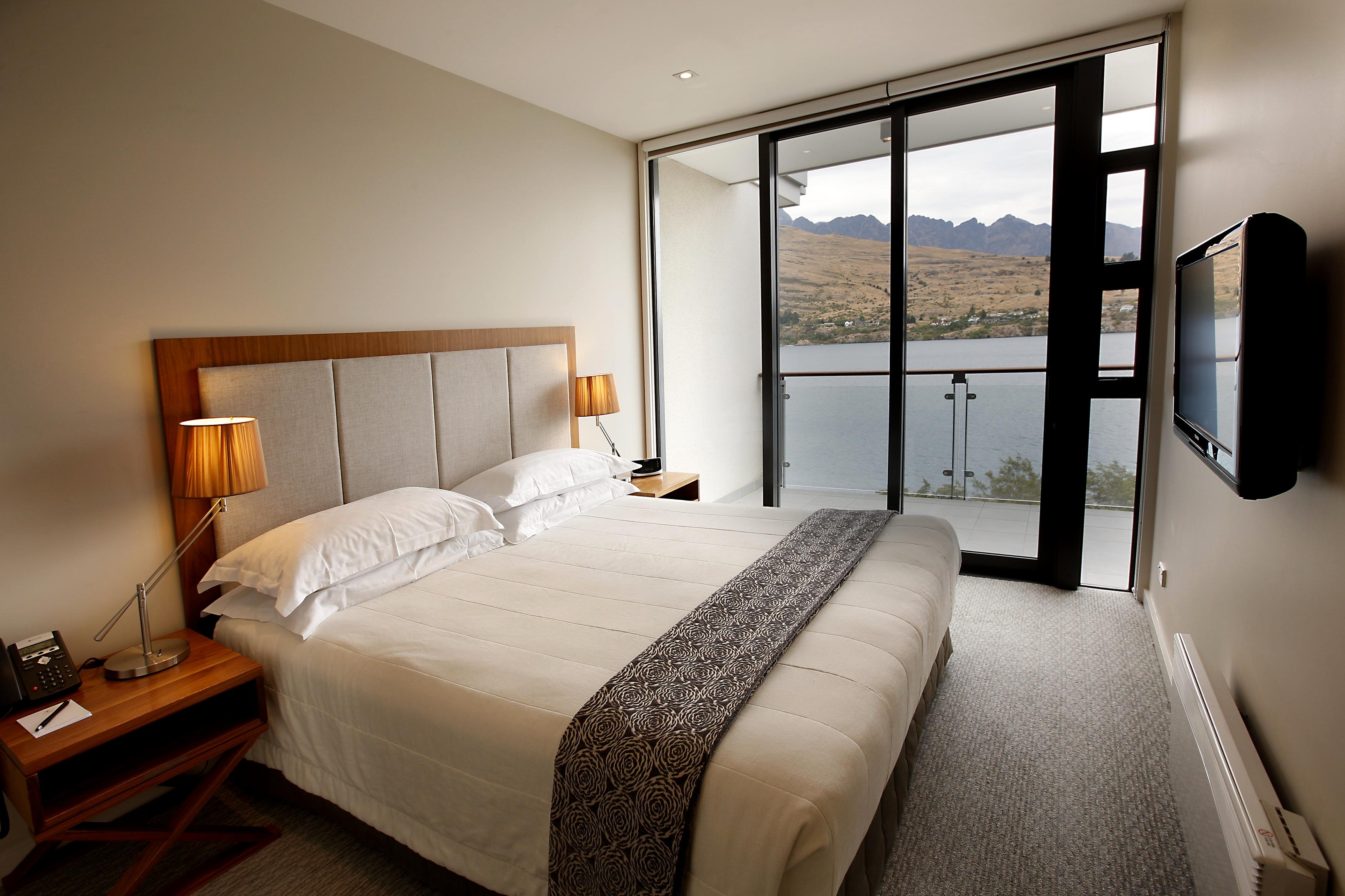 The Rees Hotel & Luxury Apartments Квинстаун Экстерьер фото A bedroom at the hotel
