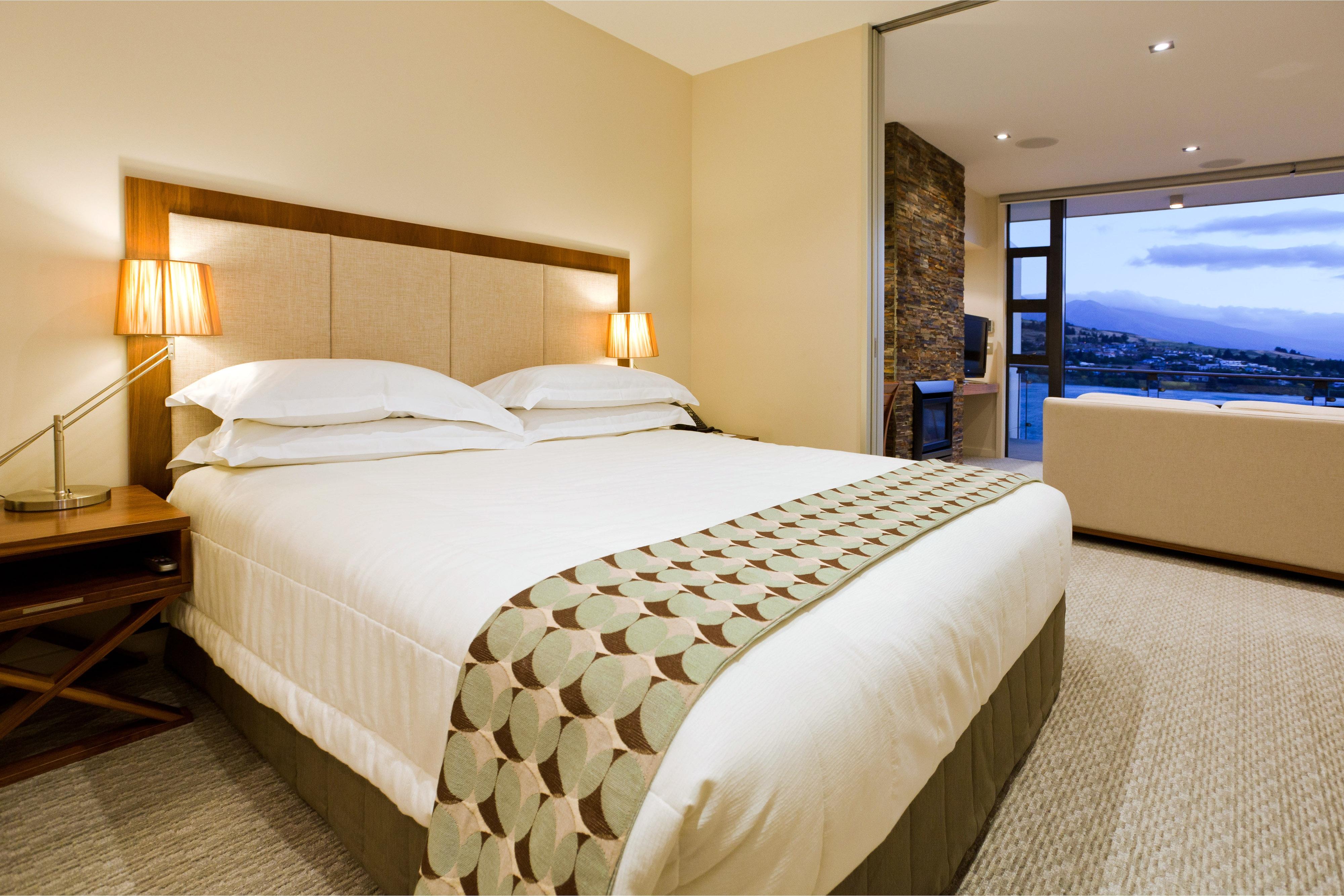 The Rees Hotel & Luxury Apartments Квинстаун Экстерьер фото A bedroom at the Fairmont