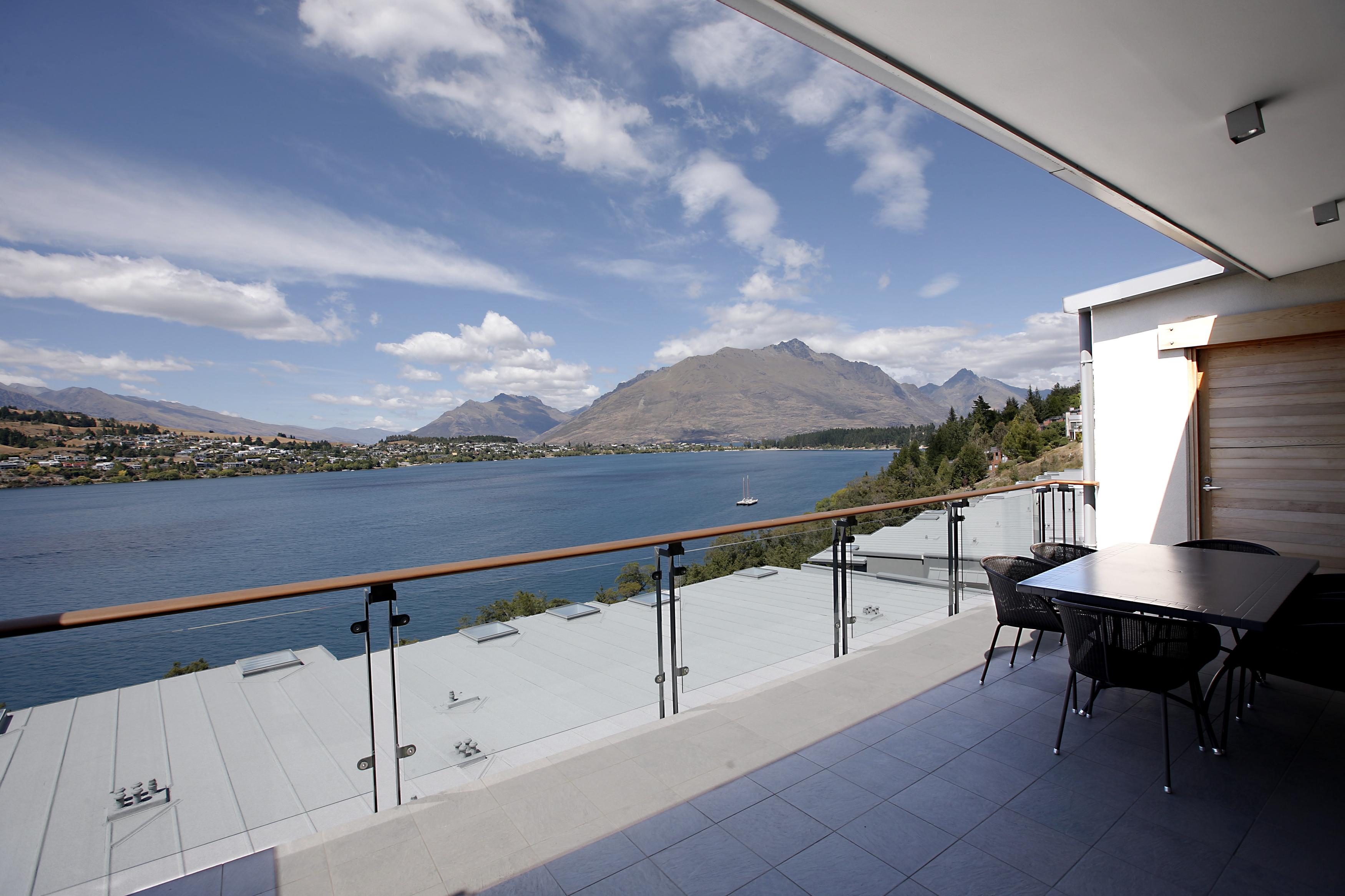 The Rees Hotel & Luxury Apartments Квинстаун Экстерьер фото A glass balustrade