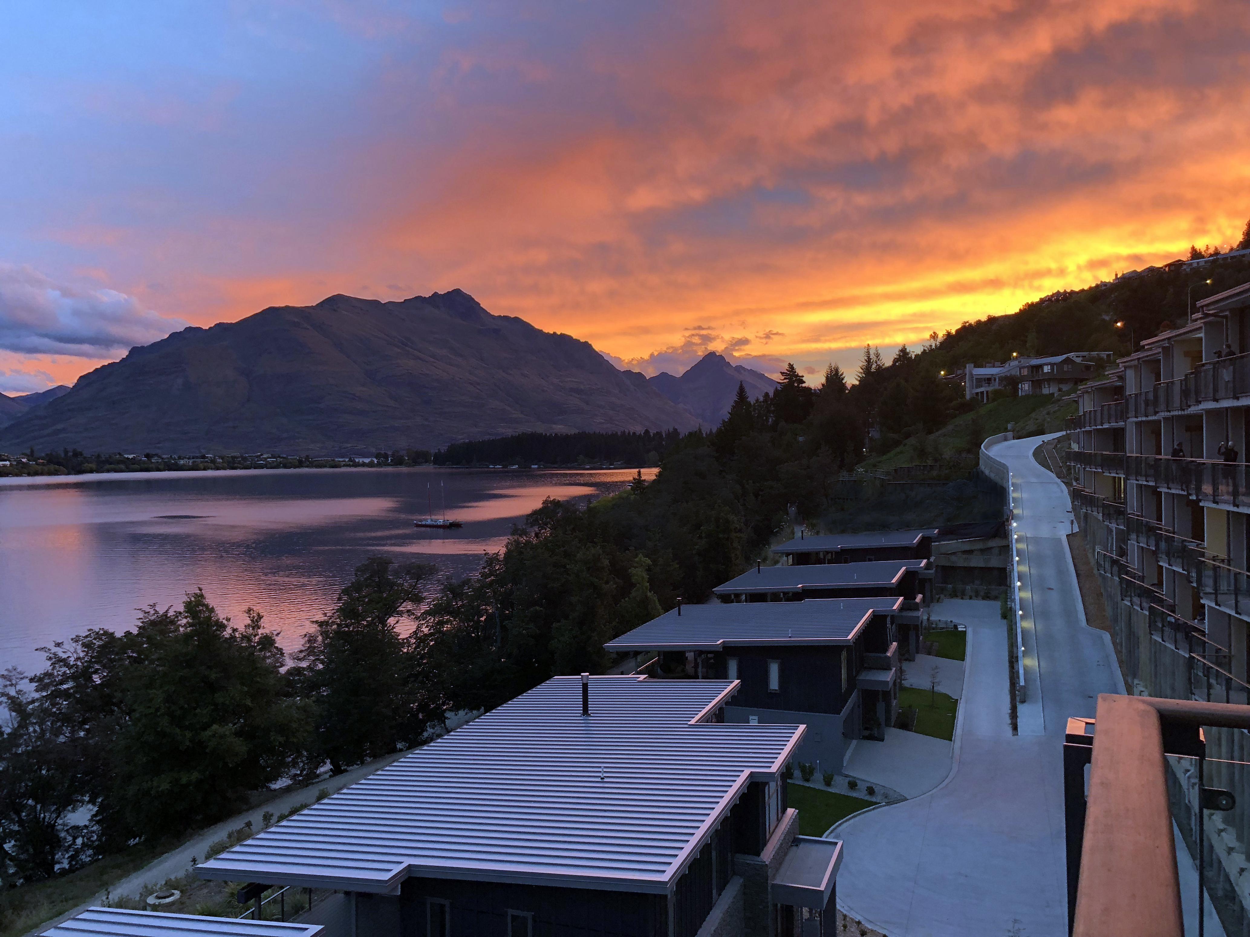 The Rees Hotel & Luxury Apartments Квинстаун Экстерьер фото Sunset at the hotel