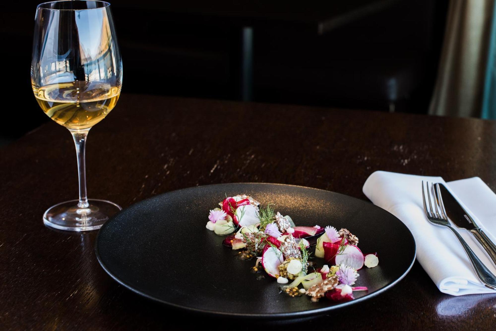 The Rees Hotel & Luxury Apartments Квинстаун Экстерьер фото A glass of white wine with a meal